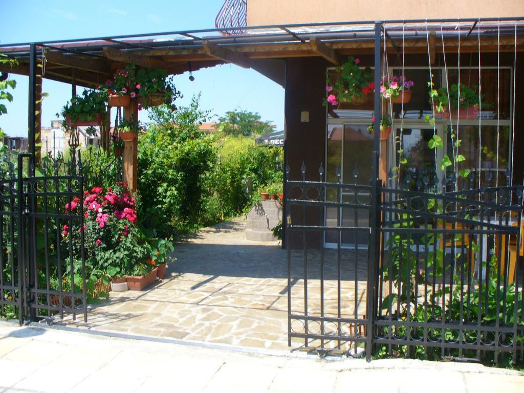Zora Guest House 프리모르스코 객실 사진